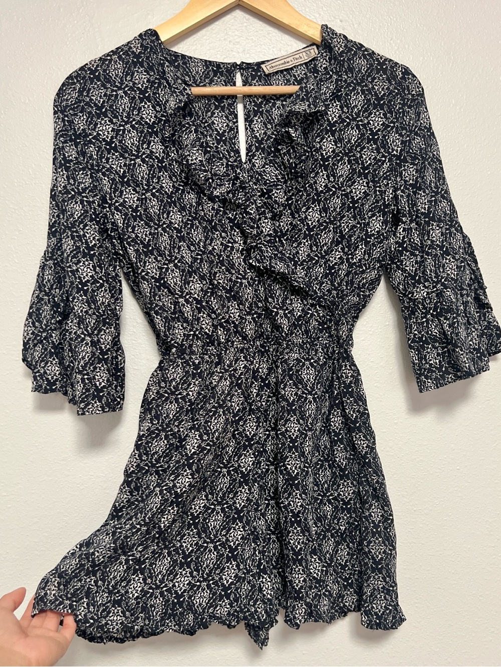 Abercrombie & Fitch Navy White Floral Ruffle Bell Sleeve Romper Playsuit XS Boho